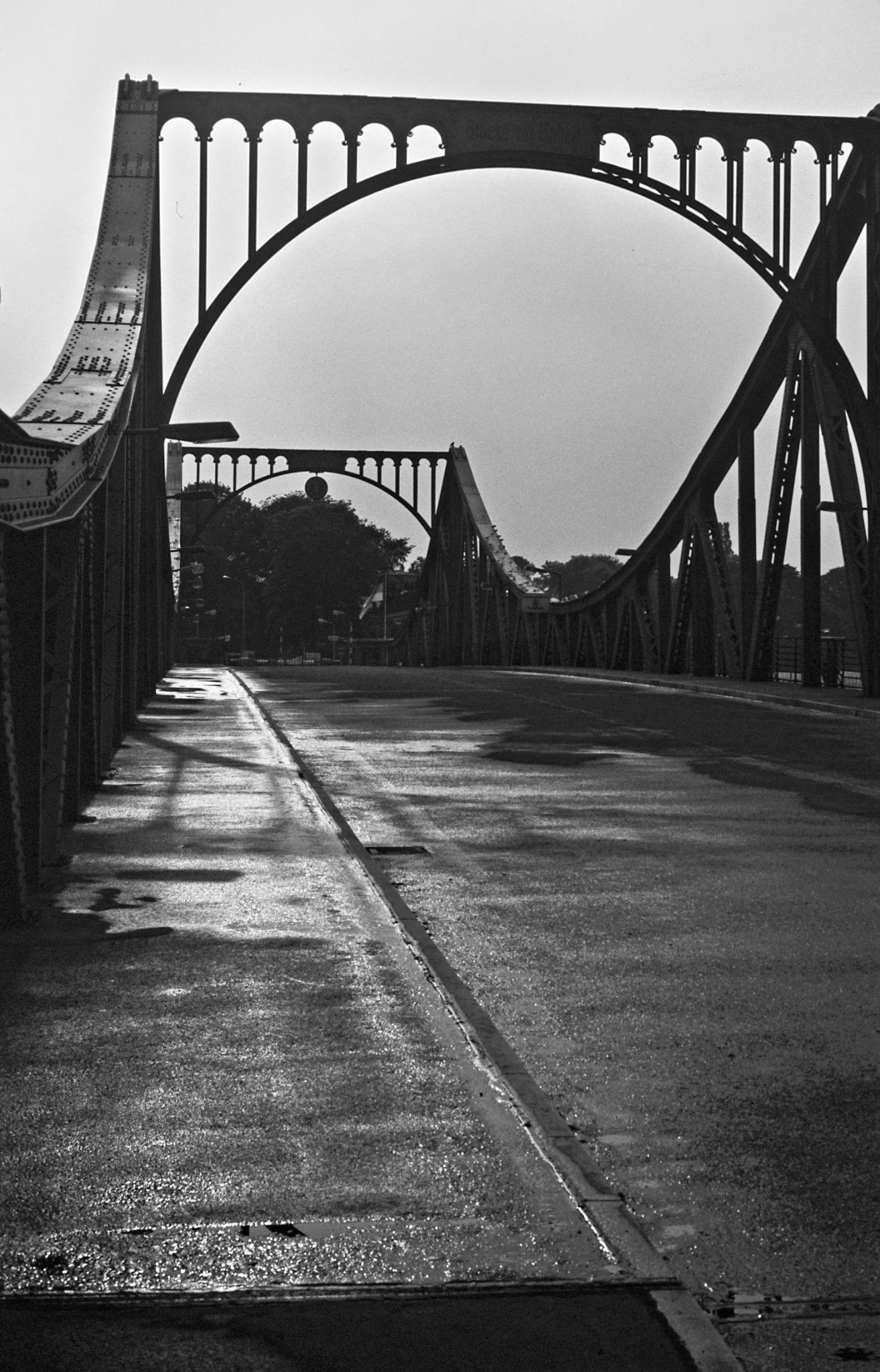 Sommer 1983: Berühmte Glienicker Brücke zwischen Westberlin und Potsdam, auf dem zur Zeiten des Eisernen Vorhangs so mancher Agentenaustausch stattgefunden hat